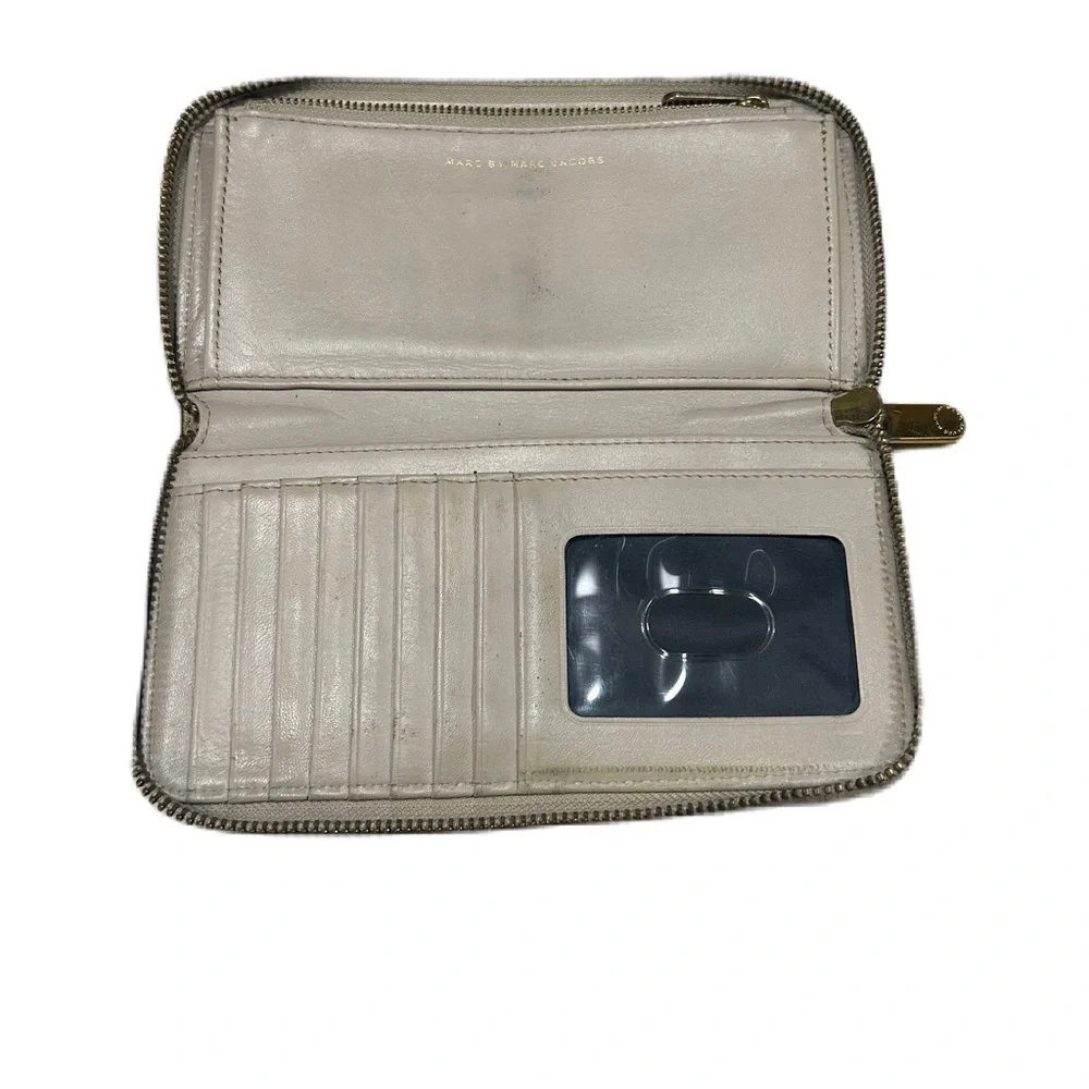 Marc by Marc Jacobs  Zip-Around Wallet Neutral Classic Minimalist Beige Leather